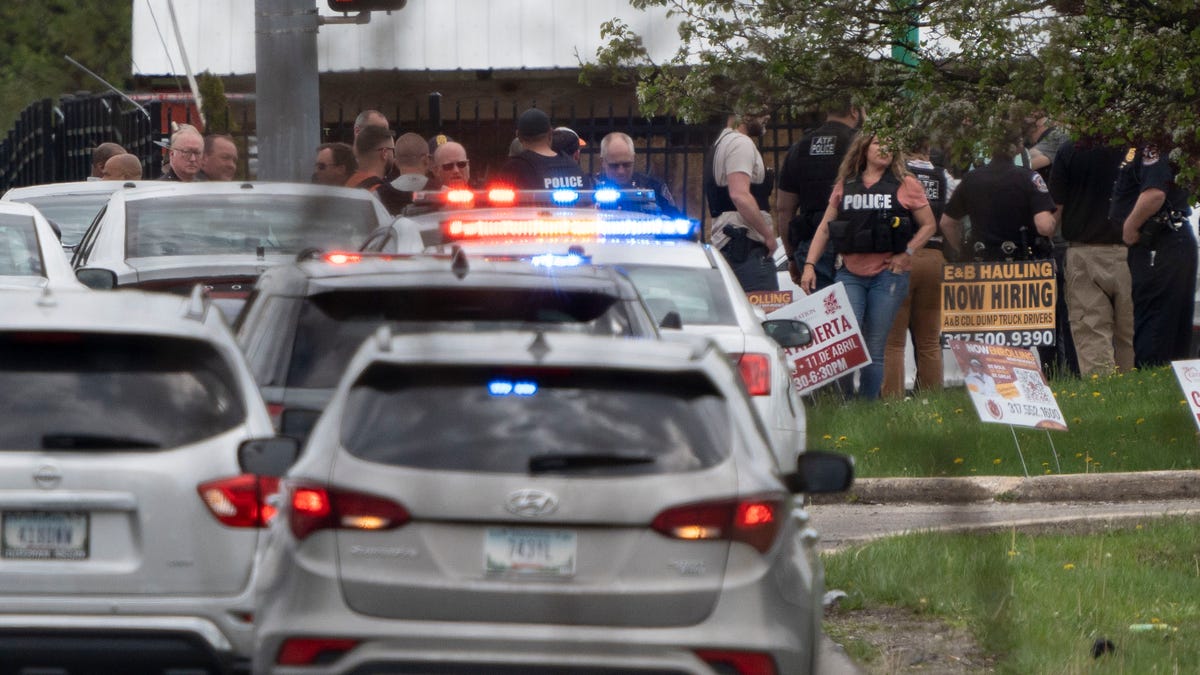 2 Indianapolis police officers injured in high-speed pursuit and shooting on east side.