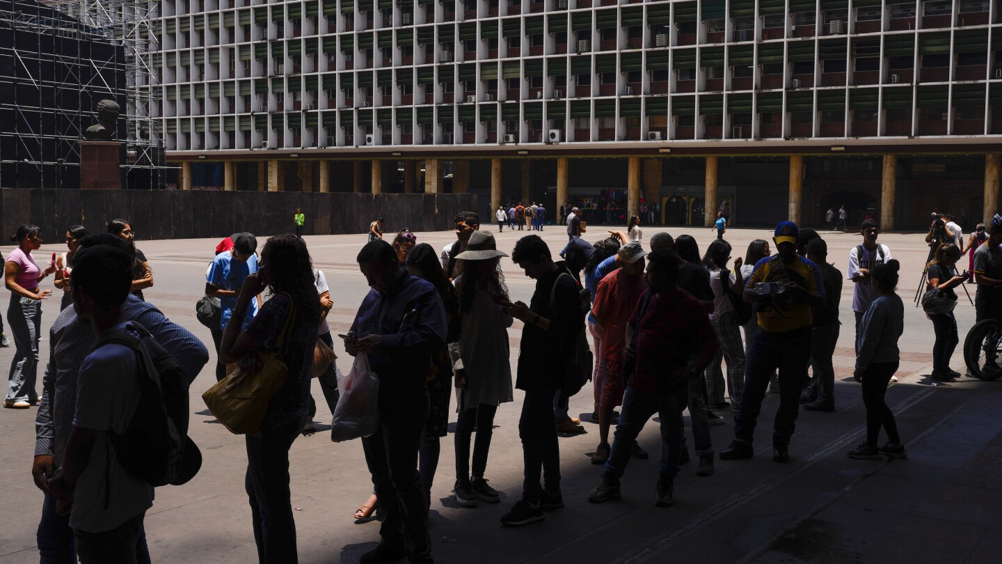 "US Reimposes Oil Sanctions on Venezuela Amid Election Concerns"