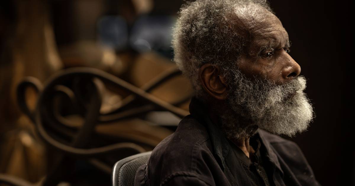 Featured image for Iconic Chicago Sculptor Richard Hunt Passes Away at 88