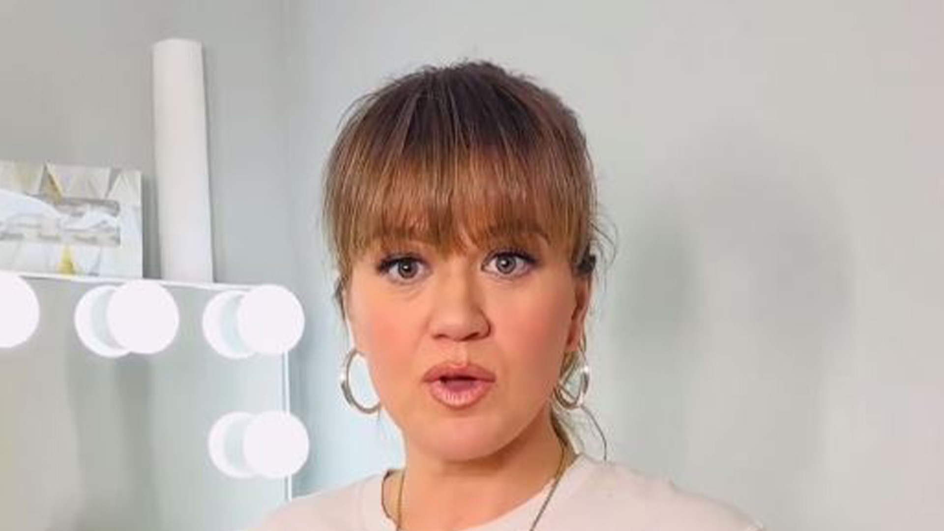 Featured image for "Kelly Clarkson Flaunts Slim Figure and Stylish Outfits While Indulging in Popcorn"