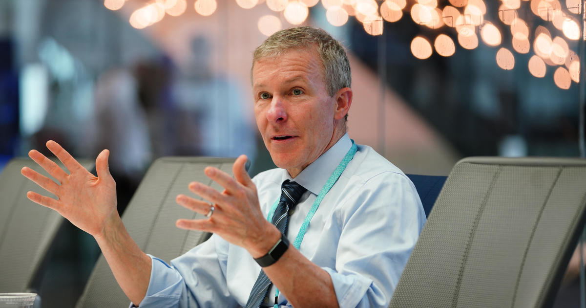 United CEO's Private Jet Amid Flight Woes Sparks Outrage and Apology