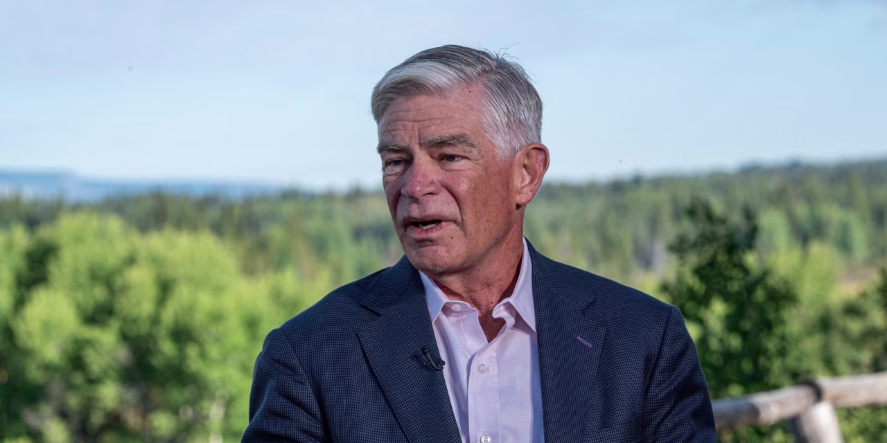 Fed Official Urges Halt to Rate Hikes