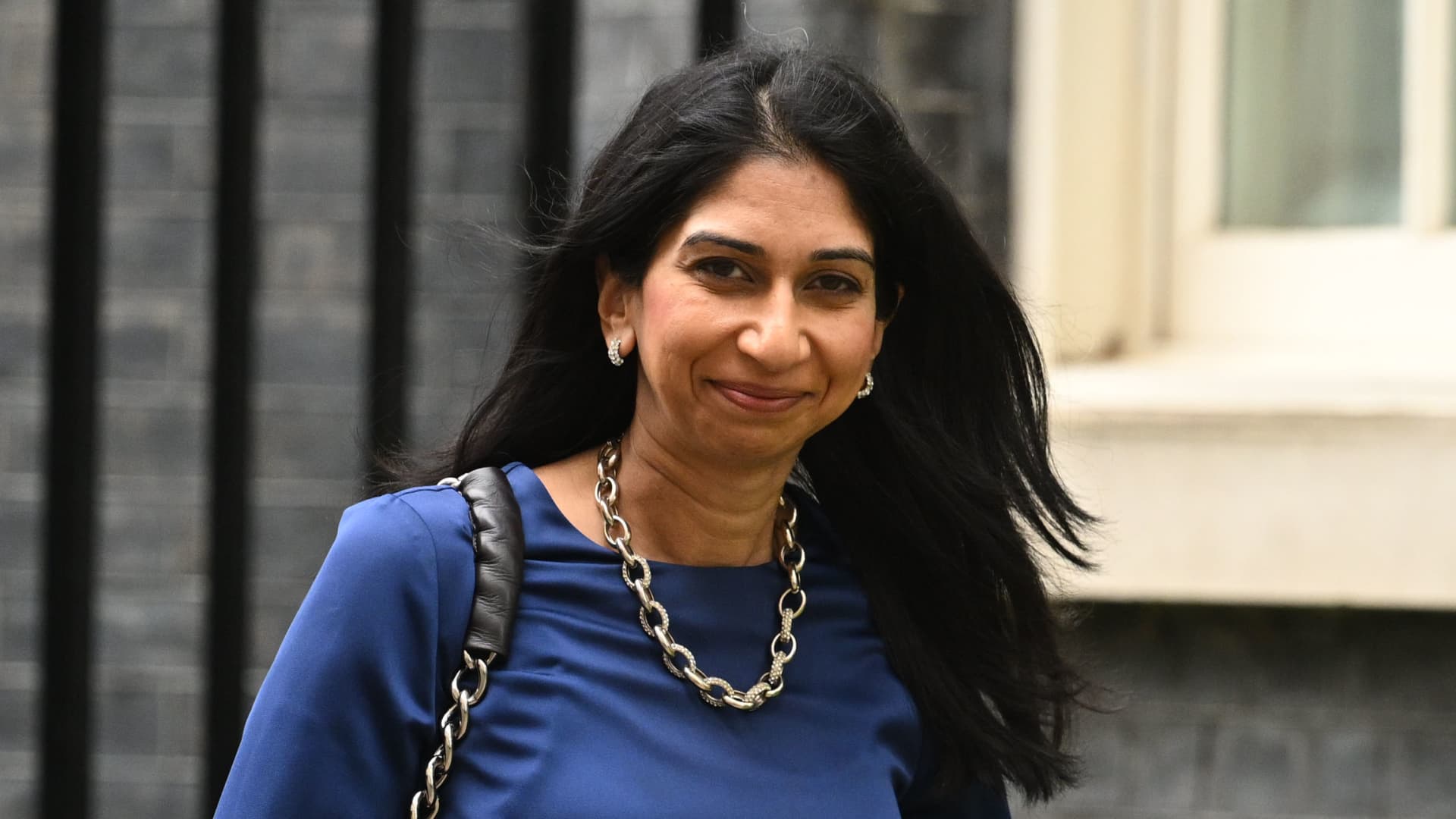 UK Government Faces Dilemma as Net Migration Hits Record High