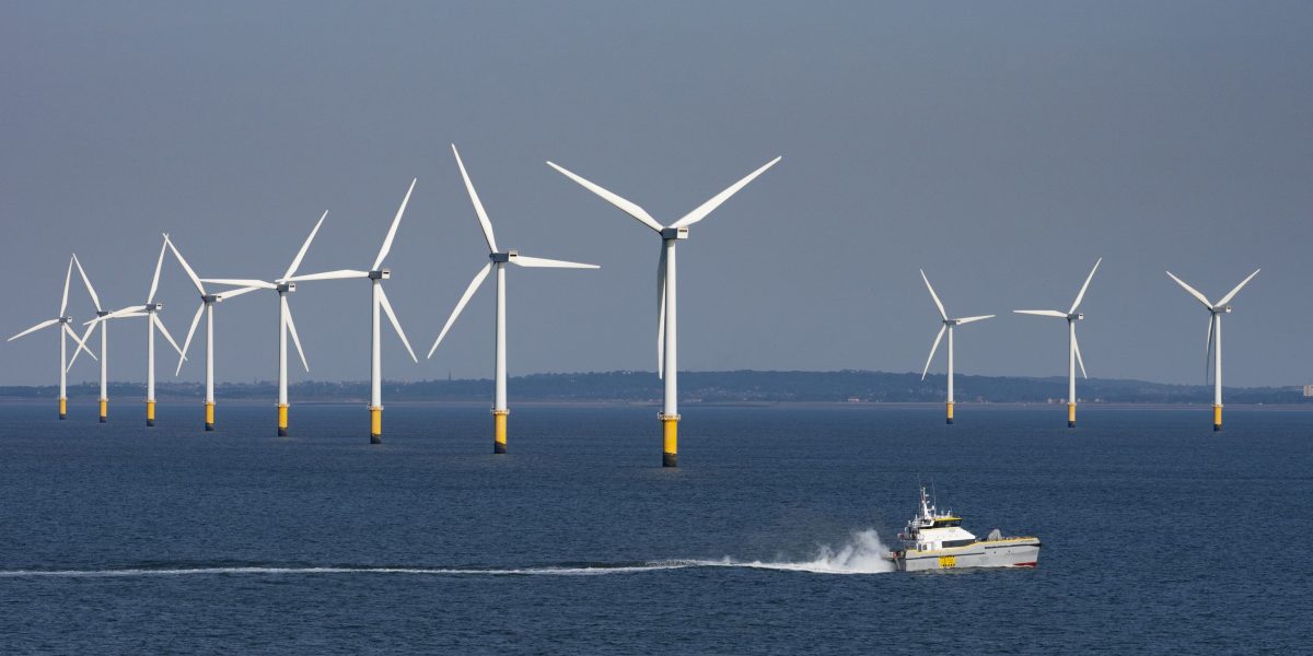 "US Wind Industry Faces Challenges and Opportunities Amidst Political Backlash and Project Developments"