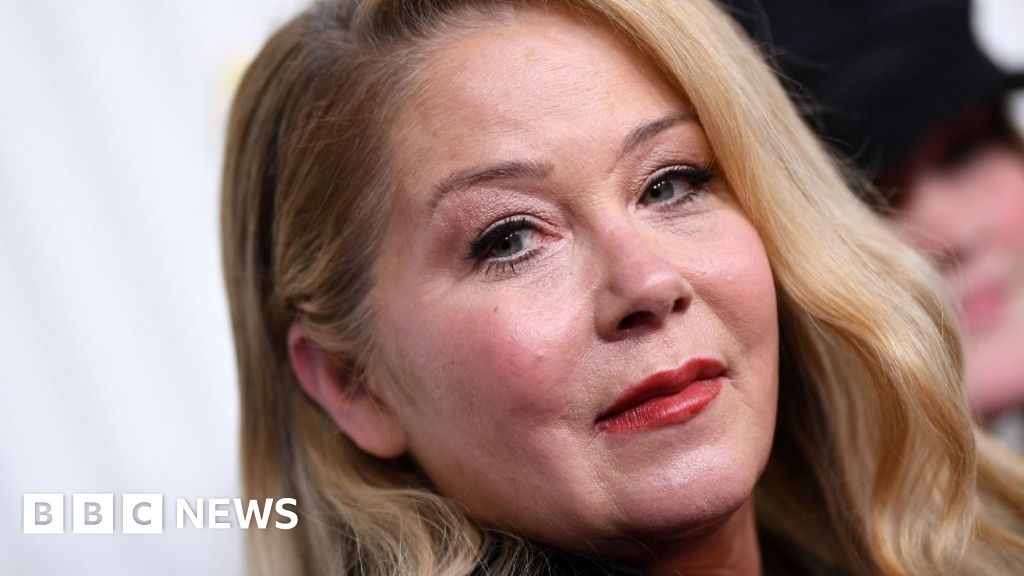 Featured image for Christina Applegate Struggles with Depression After MS Diagnosis