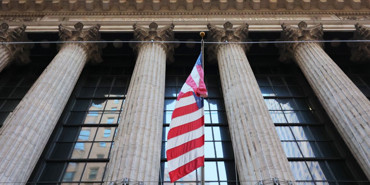 Featured image for Contrasting Numbers: U.S. Stocks' Performance in 2023