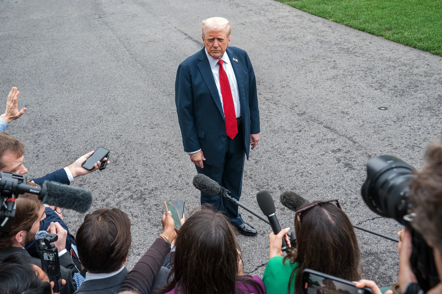 Featured image for Polls Show Rising Disapproval of Trump Amid Midterm Tensions