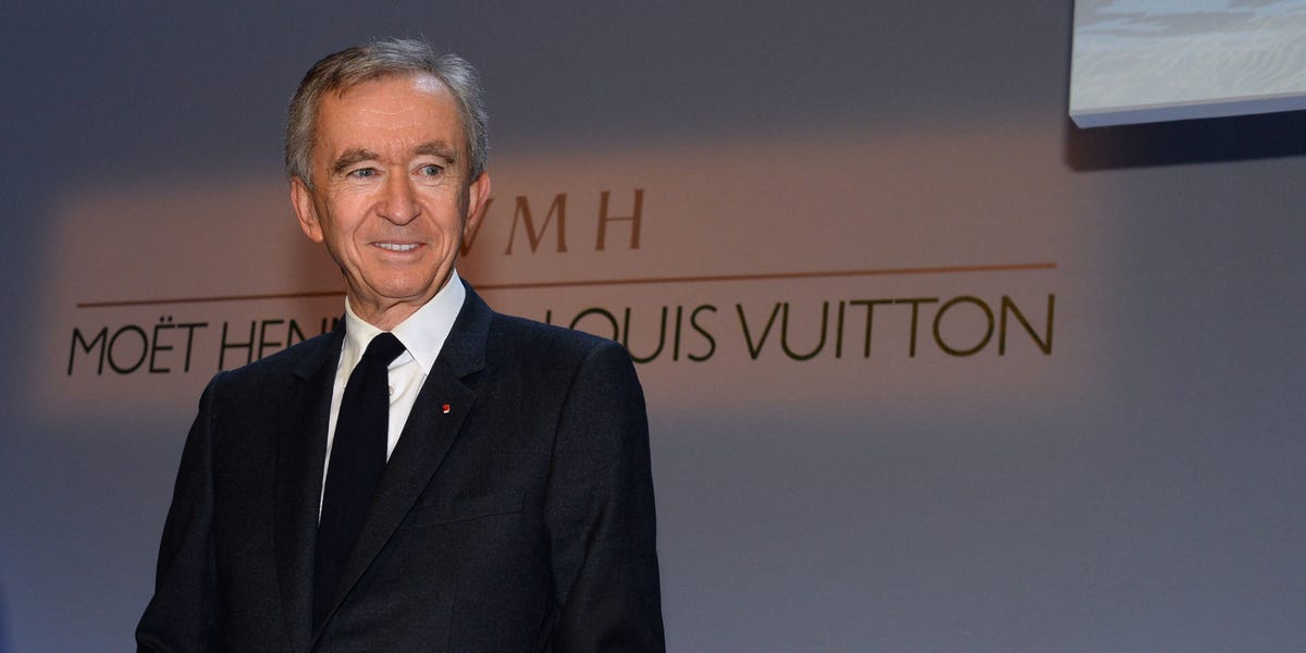 Featured image for "Bezos Reclaims Title of World's Richest Person from Musk"