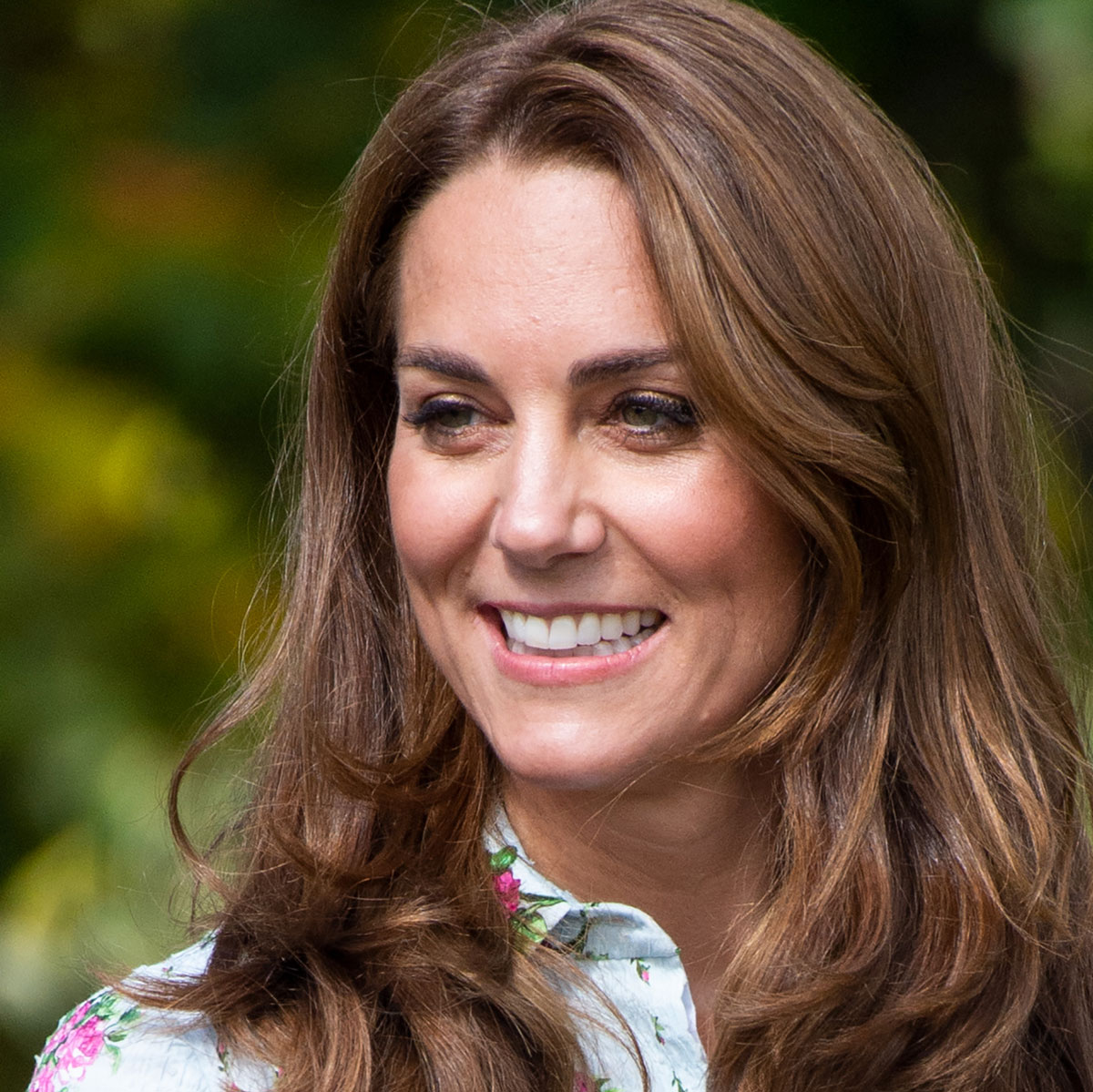 "Kate Middleton's Jaw-Dropping Red V-Neck Dress at Royal Ascot Leaves Us in Awe!"