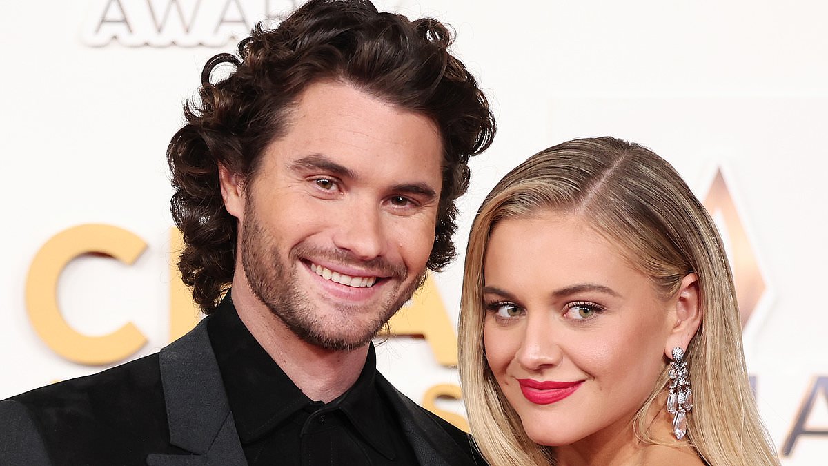 Featured image for Kelsea Ballerini and Chase Stokes: A Stylish Duo at the 2023 Awards