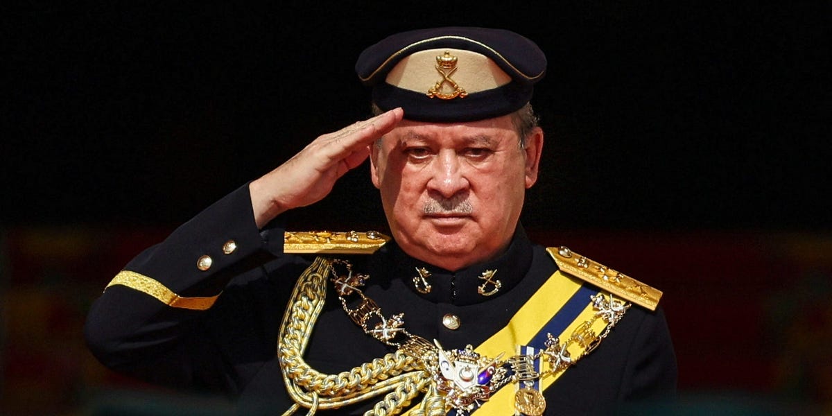 "Malaysia's New King: Billionaire Sultan Ibrahim's Vow to Preserve Islam and Display of Incredible Wealth"