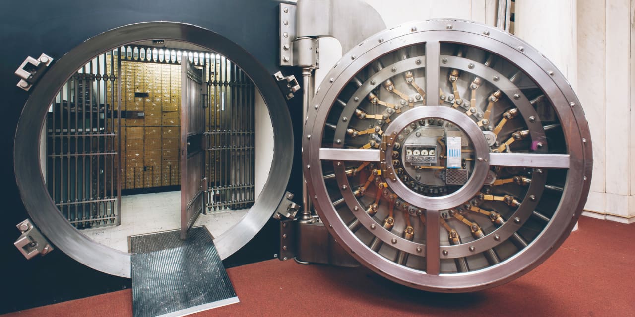 Featured image for Navigating Turbulent Waters: Opportunities and Risks in Banking Stocks