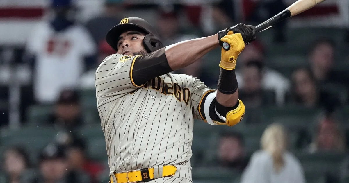 Nelson Cruz leads Padres to third straight win over Braves.