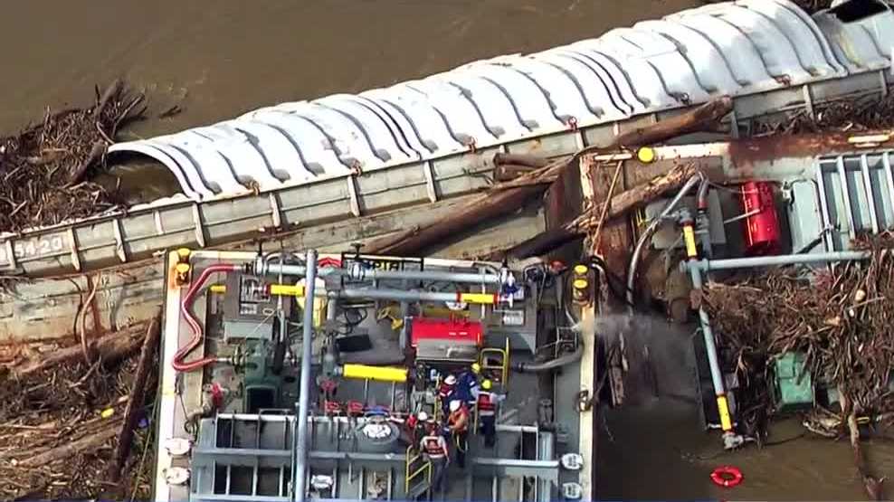 Featured image for Methanol barge successfully removed from Ohio River dam.