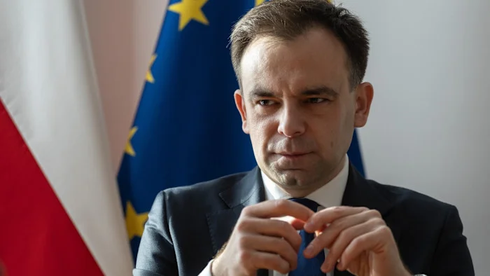 Poland bets on the zloty, delaying euro adoption amid booming growth