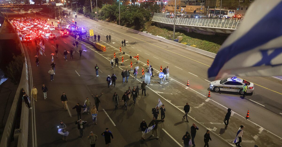 Featured image for Netanyahu supporters block Tel Aviv highway in counter-protest.