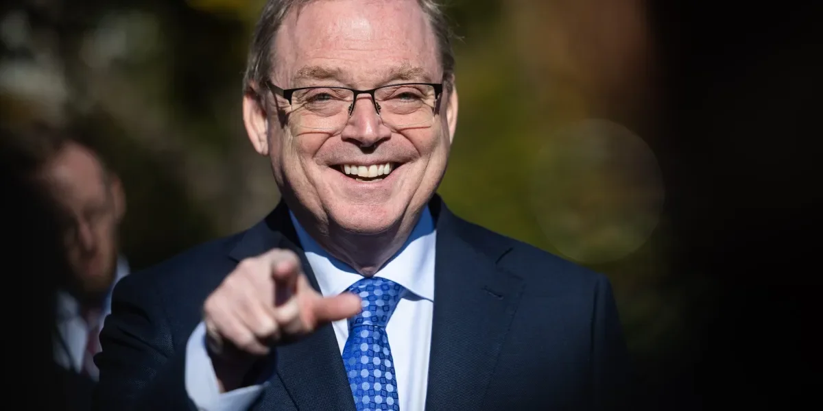 Kevin Hassett Emerges as Front-Runner for Fed Chair Amid Political Tensions