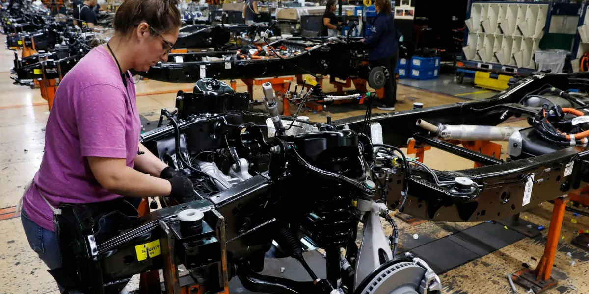 US Manufacturing Sector Continues to Struggle, Facing Recession and Layoffs