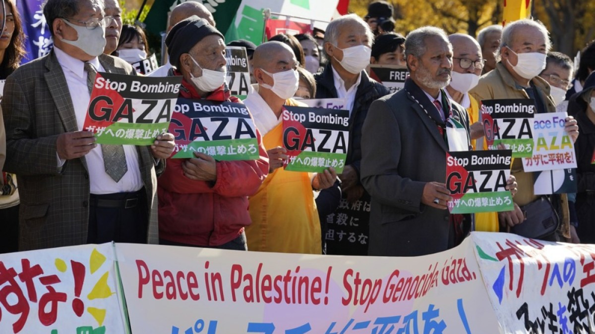 "Israel-Hamas Conflict: Gaza's Unlivable Conditions Worsen as Tanks Approach Civilian Areas"