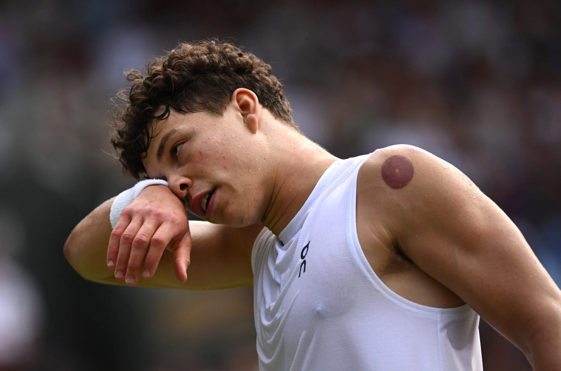Featured image for Sinner Overcomes Shelton and Injury to Reach Wimbledon Semifinals