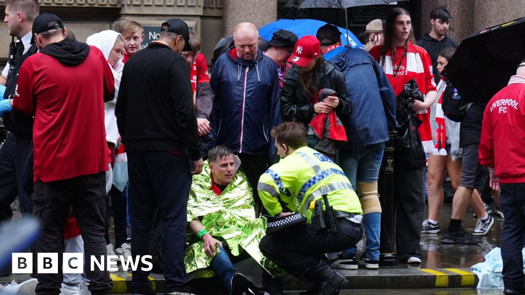 Featured image for Driver crashes into Liverpool FC parade crowd, no terrorism suspected