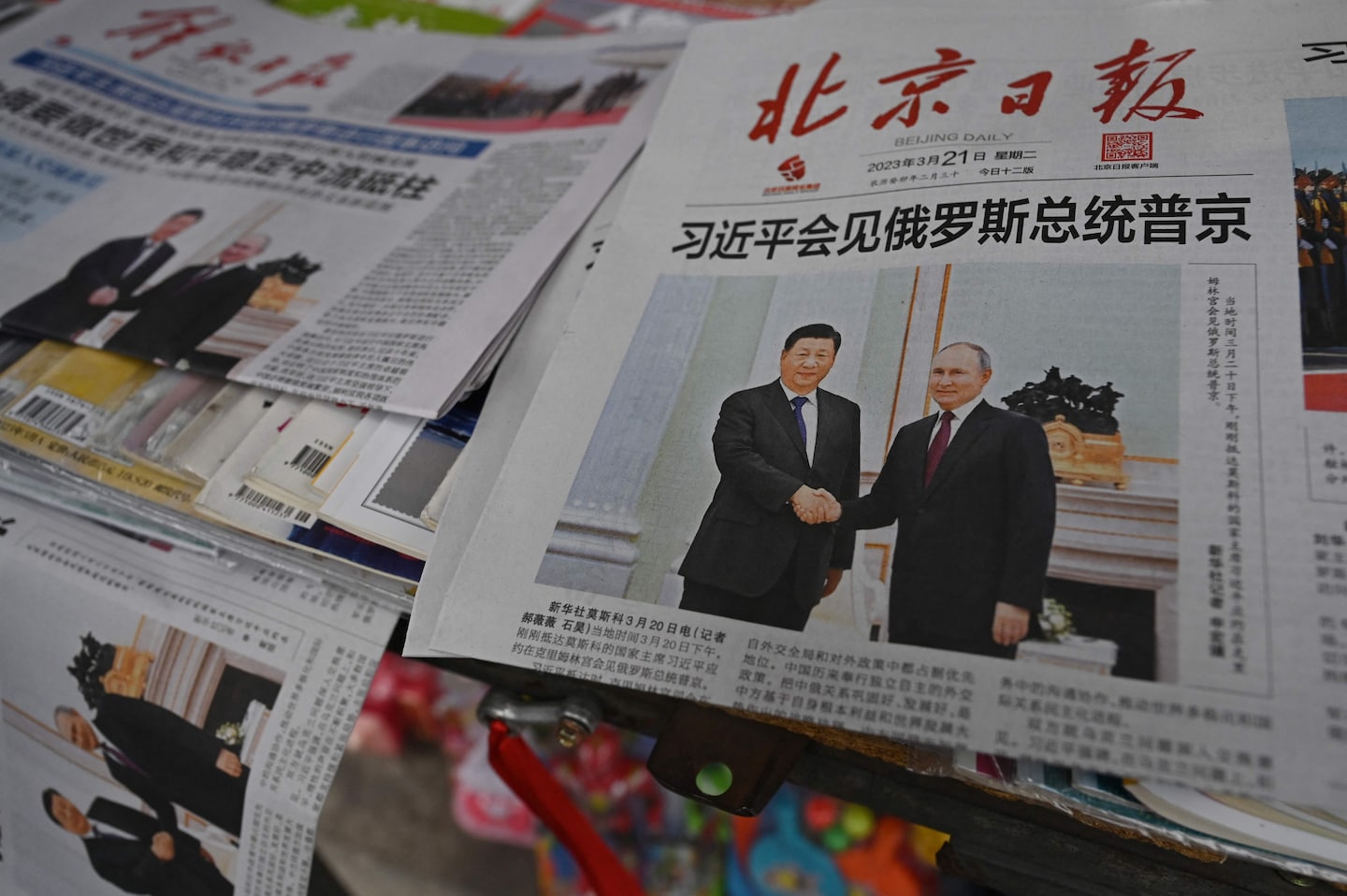 Xi Jinping and Vladimir Putin hold critical meeting amidst Ukraine crisis.