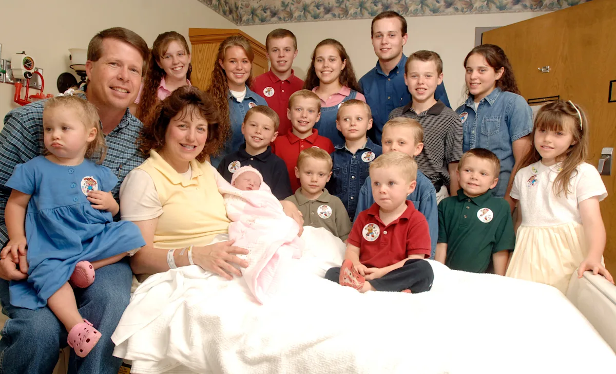 Featured image for Duggars Stand United at Family Compound Amid Police Probe