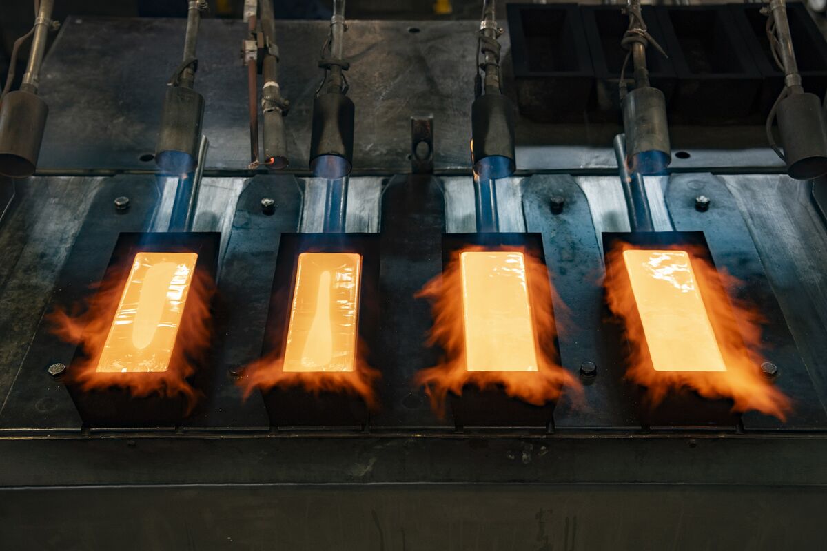 Featured image for Gold Prices Plunge Amid Largest Sell-Off Since 2013