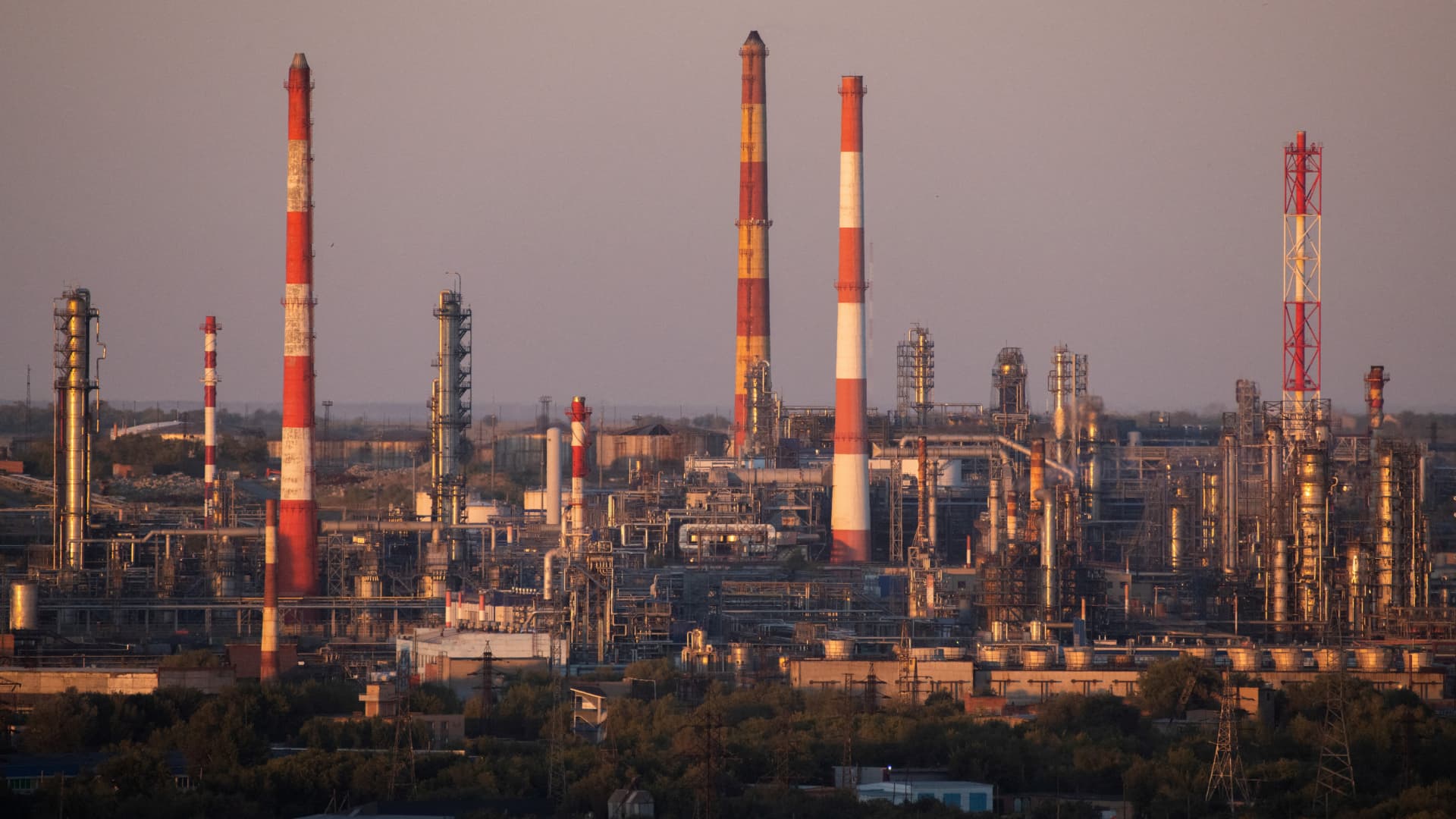 U.S. Sanctions on Russian Oil Impact China, India, and Global Markets