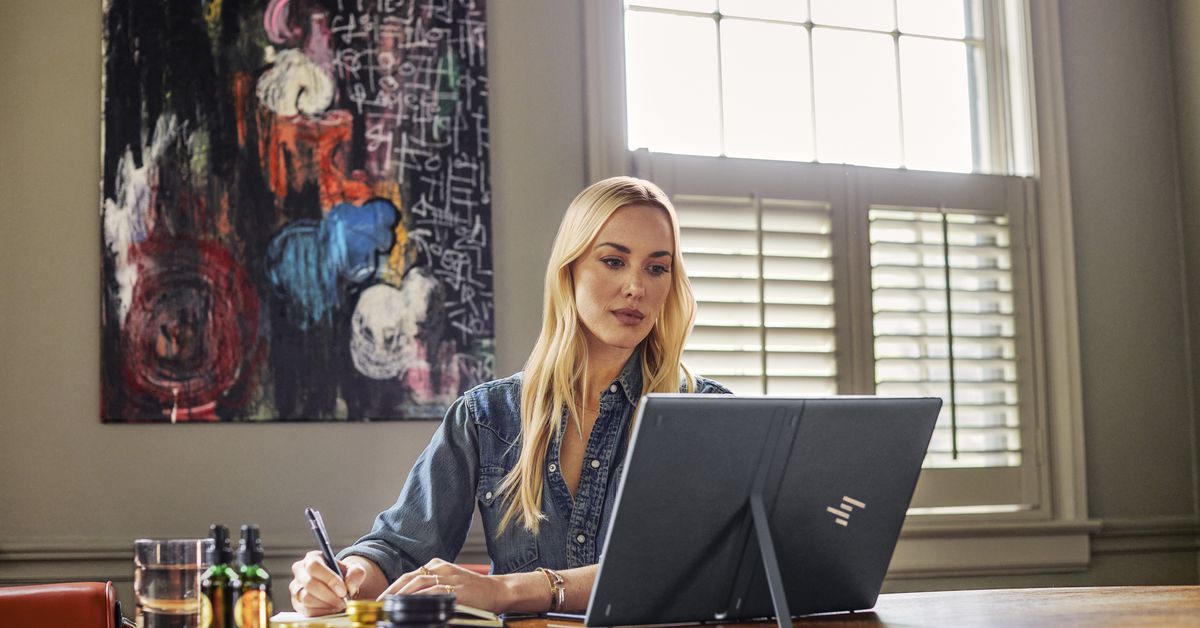 Featured image for HP Unveils World's Thinnest 17-inch Foldable PC, the Spectre Fold