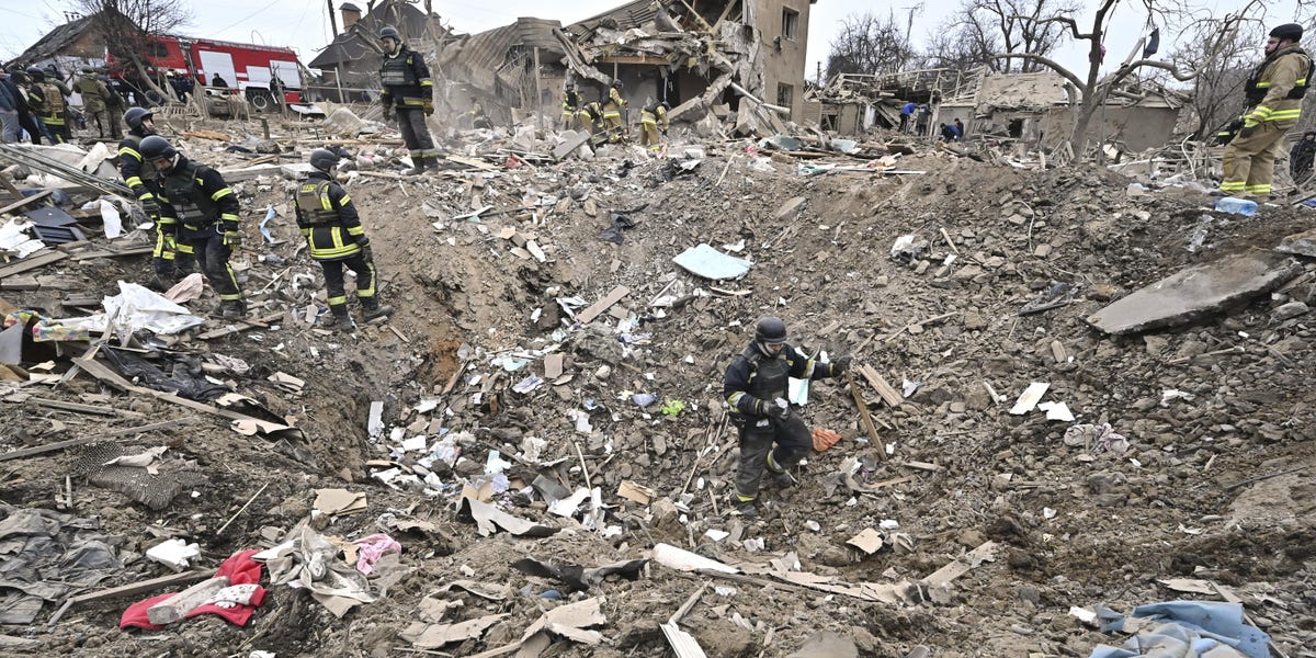 "Russian Assault Devastates Ukrainian Energy Infrastructure and Neighborhood with Carrier Killers"