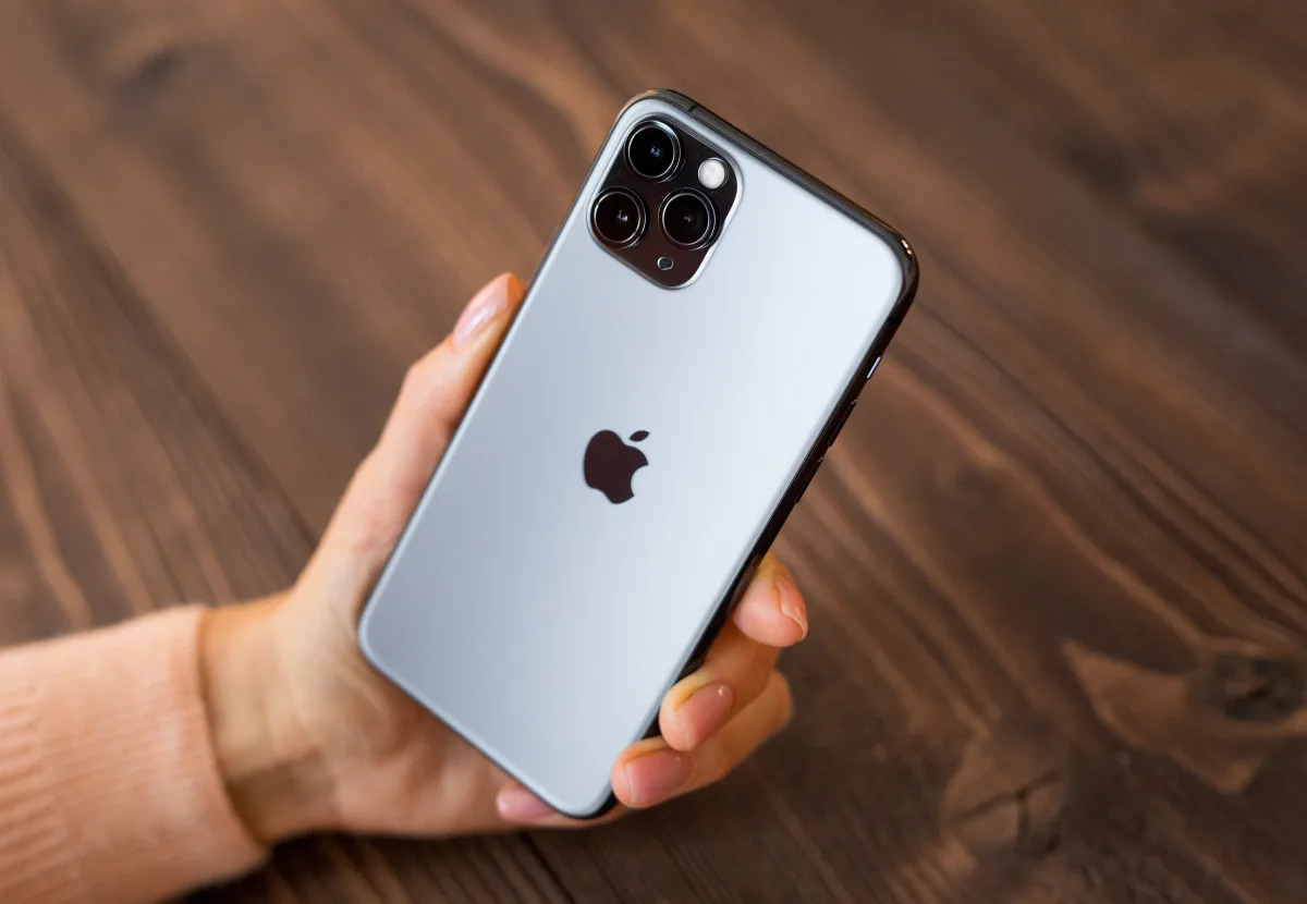 "Warren Buffett's Potential Apple Stock Sell-Off Amid DOJ Antitrust Lawsuit"