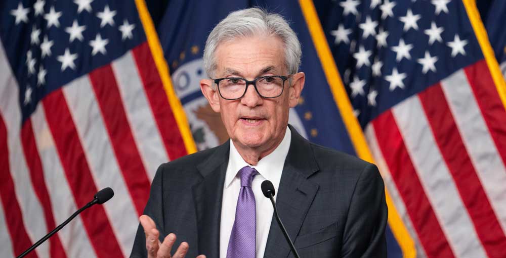 "Powell Signals High Rates as Stocks Shrug Off Easing Hopes"