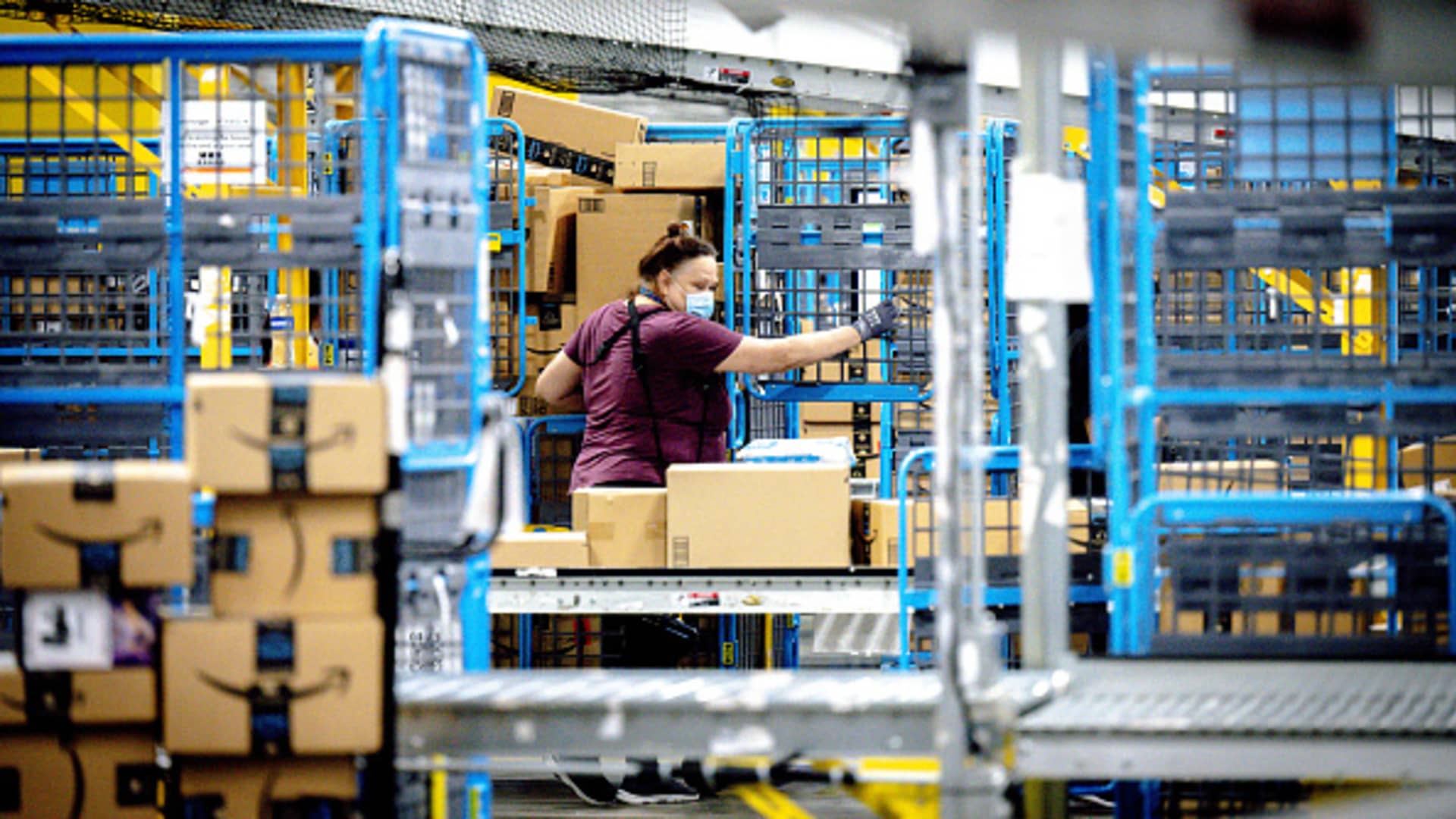 "Amazon Ramps Up Workforce with 250,000 Holiday Hires and Increased Wages"