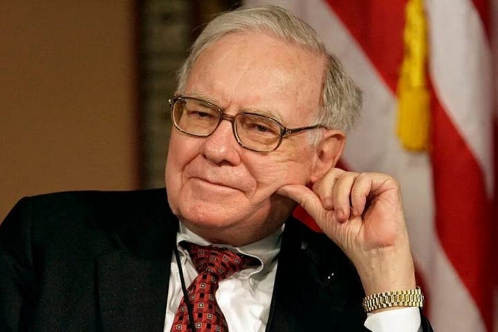 Buffett's Apple Sell-Off Fuels Berkshire's $97B Cash Reserve