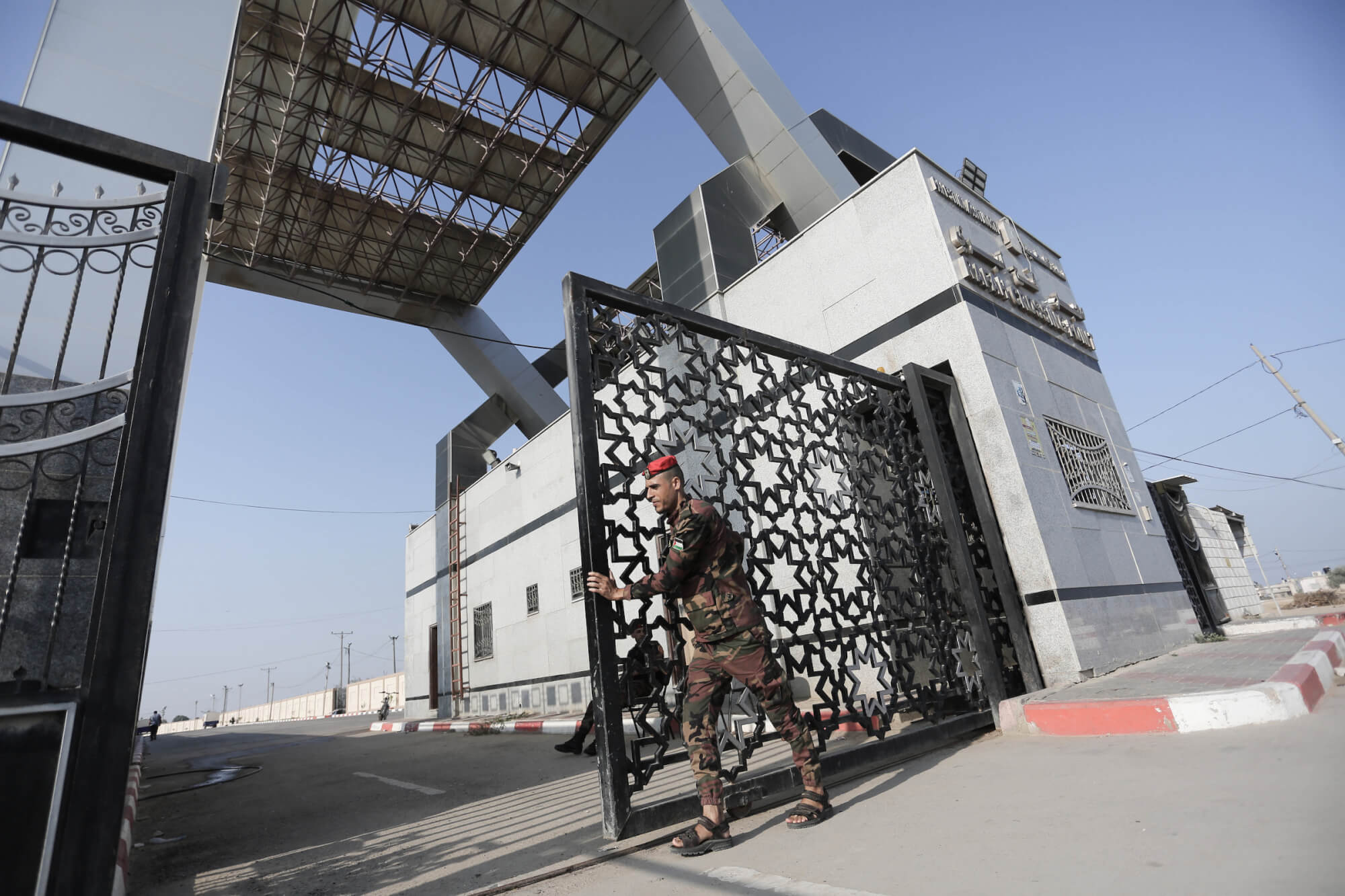 "Egypt's Construction of Walled Buffer Zone on Gaza Border Raises Concerns Over Palestinian Safety"