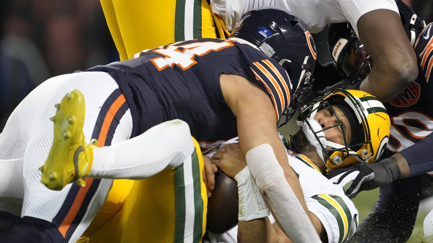 Featured image for Packers' Jordan Love sidelined with concussion after Bears game