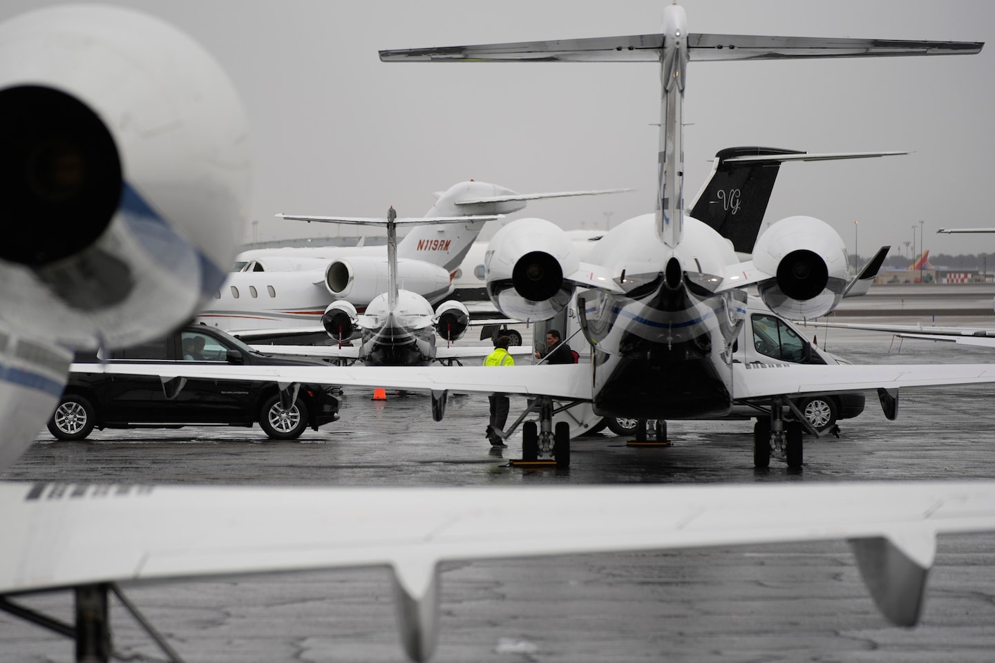"Private Jets Descend on Vegas for Super Bowl as Taylor Swift Makes Spectacular Entrance"