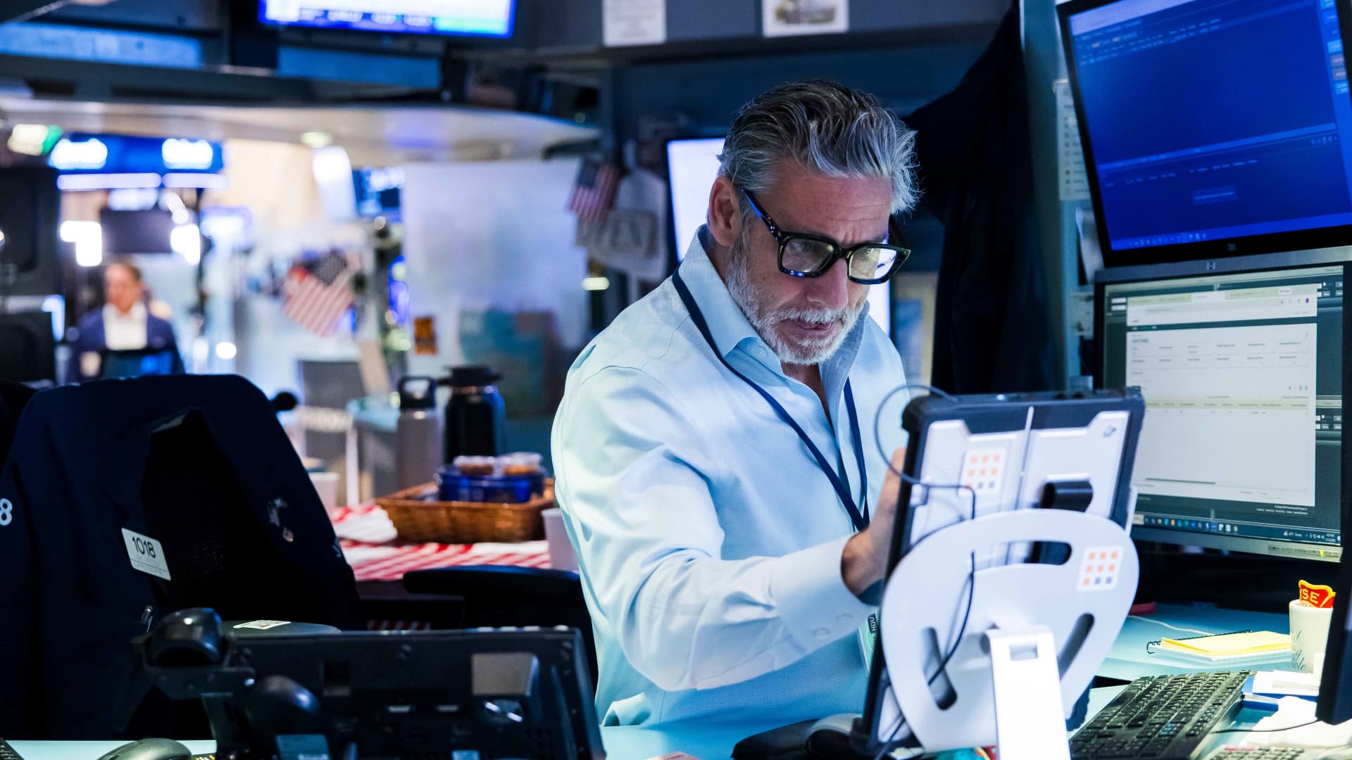 Featured image for Dow Hits Record High Amid Mixed Market Movements