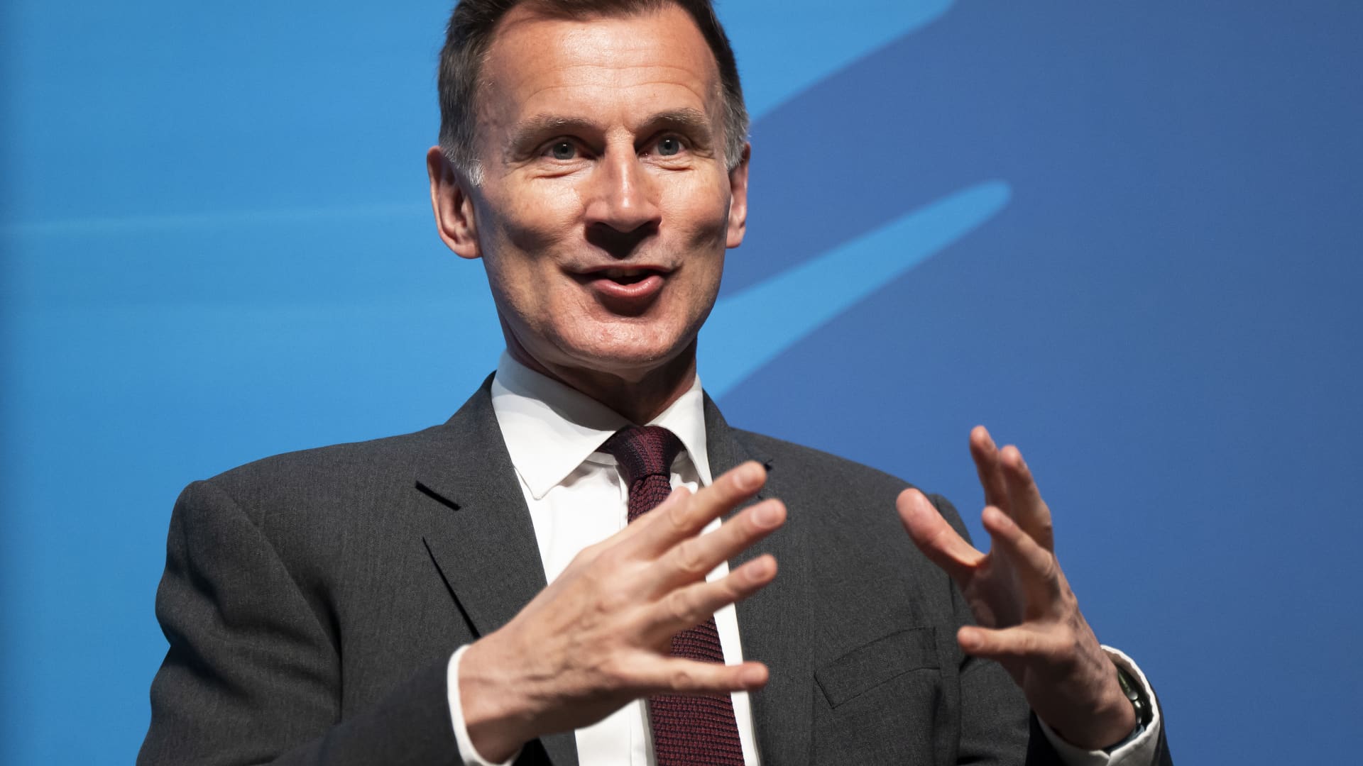 UK Economy Grows Slightly Despite Lingering Inflation Concerns