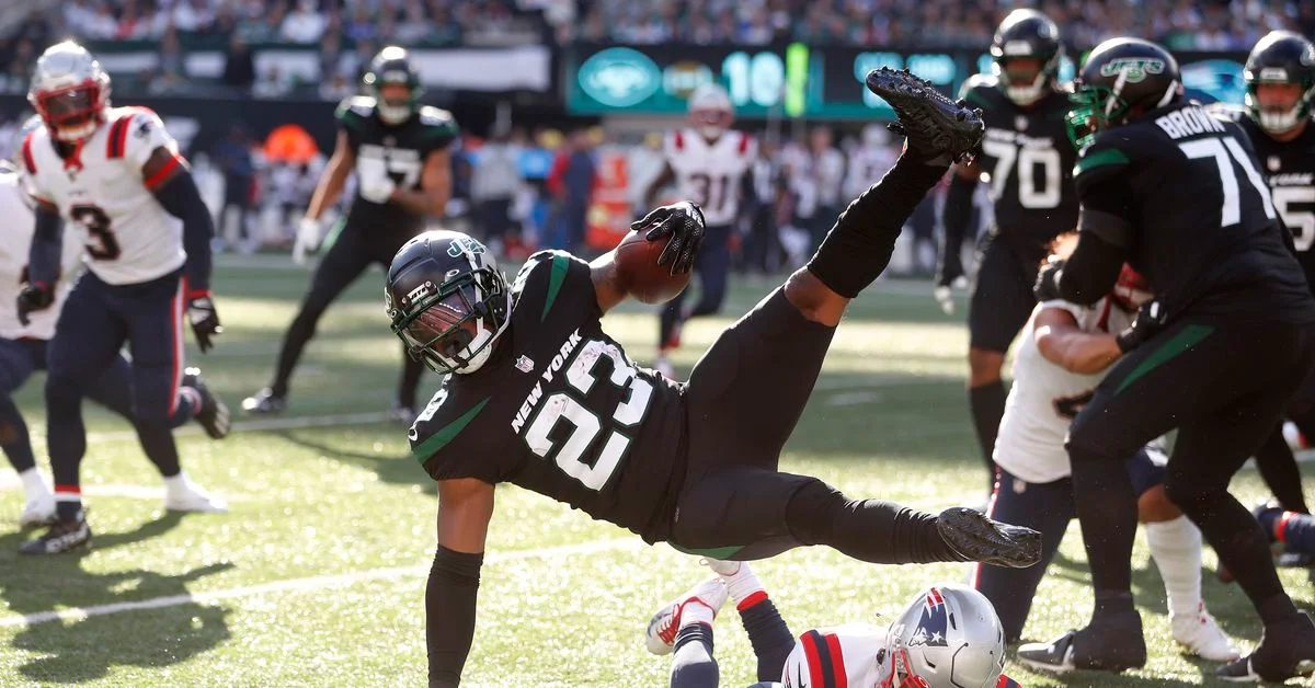 Patriots bolster backfield with James Robinson signing.