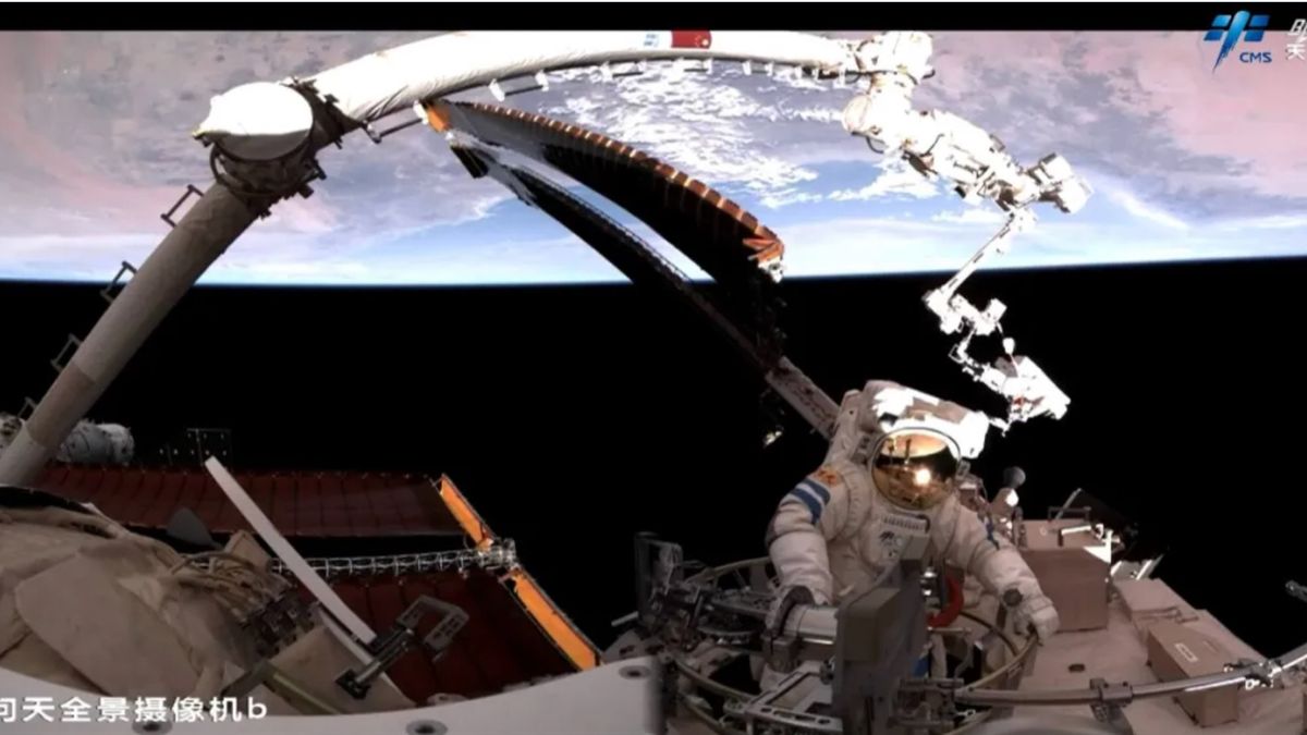 Featured image for Chinese Astronauts and Zebrafish Thrive in Historic Spacewalk