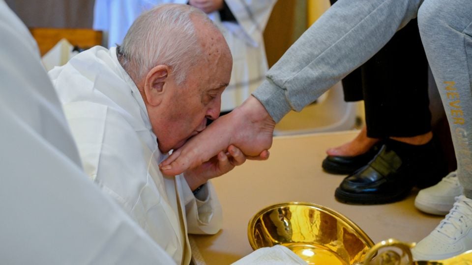 Featured image for "Pope Francis Challenges Tradition: Washing the Feet of Women and Issuing Orders to Priests"