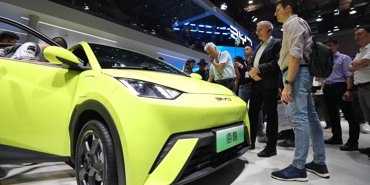 US Considers Increasing Tariffs on Chinese EVs and Solar Products - WSJ Reports