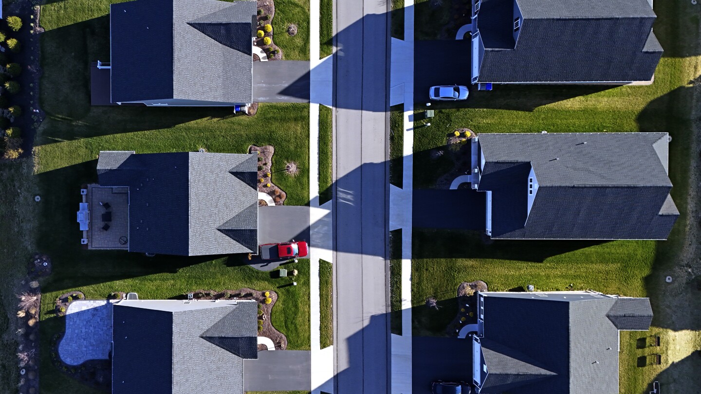 Navigating Mortgage Rate Uncertainty: A Homebuyer's Dilemma