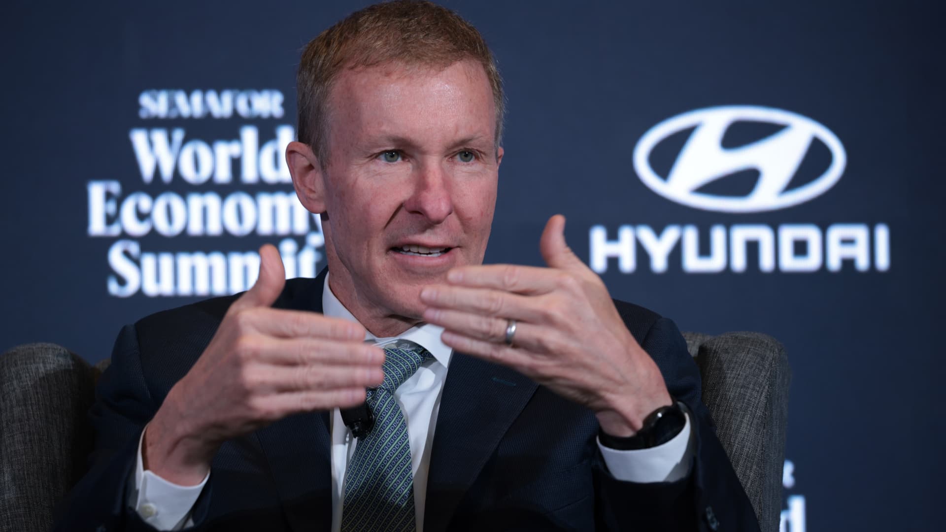 Featured image for United Airlines CEO Warns Extended Shutdown Could Hurt Bookings