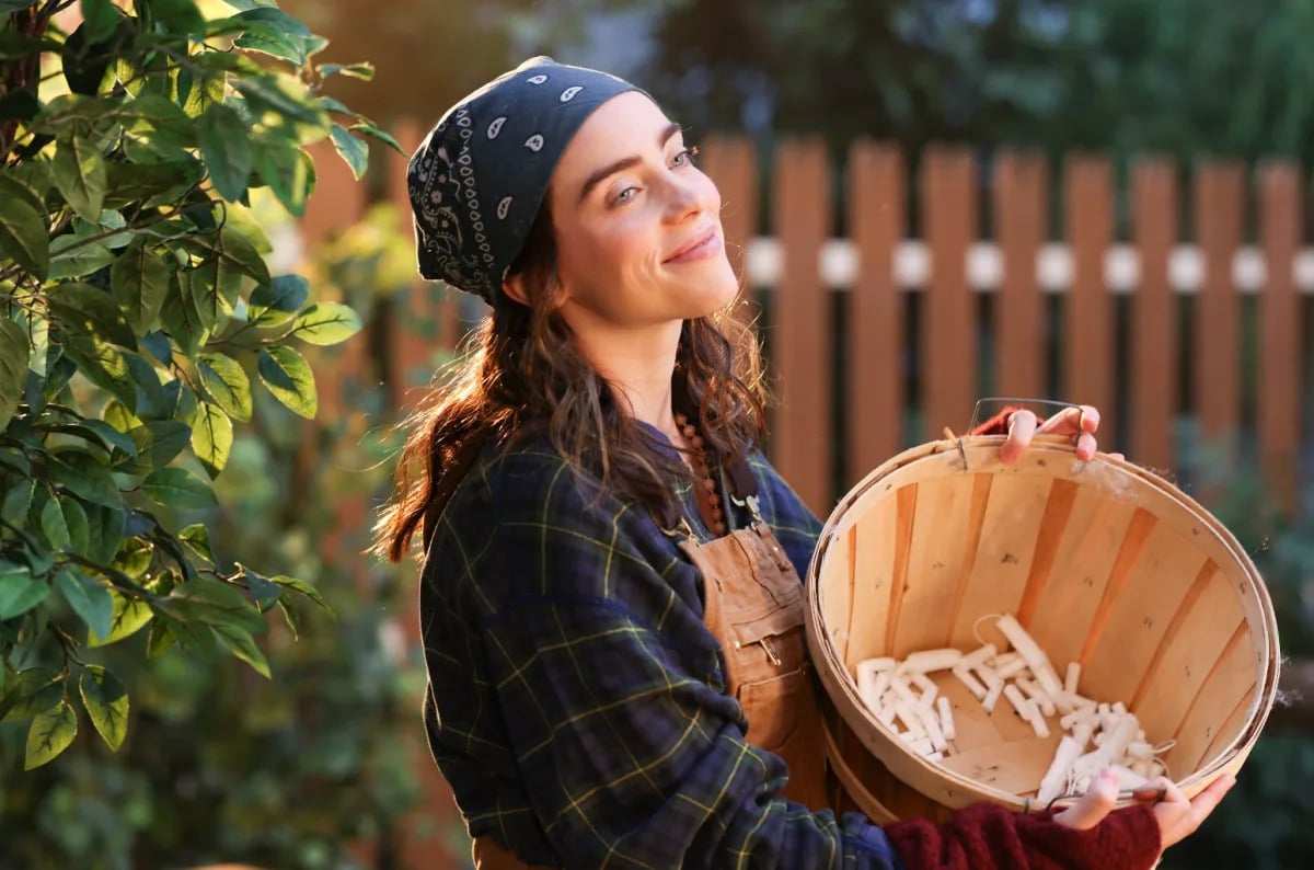 "Billie Eilish and Kate McKinnon Shine in Hilarious 'SNL' Sketch"