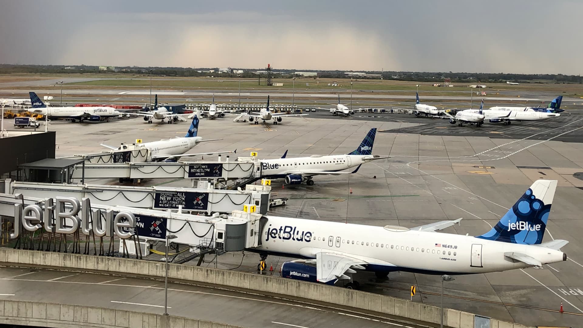Featured image for JetBlue's Forecasted Sales Decline and Higher Costs Lead to Stock Drop