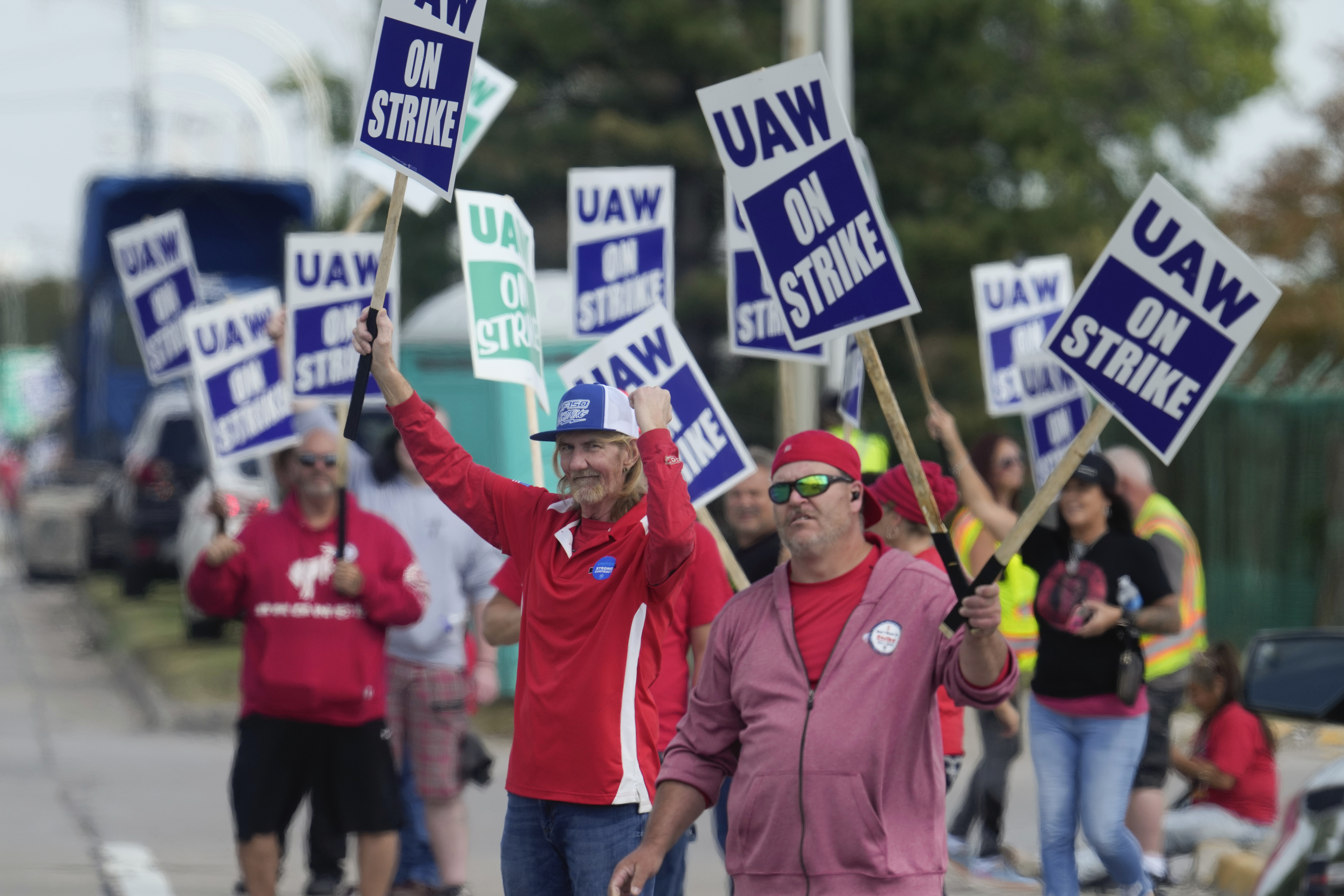 Hakeem Jeffries Stands in Solidarity with Striking Auto Workers