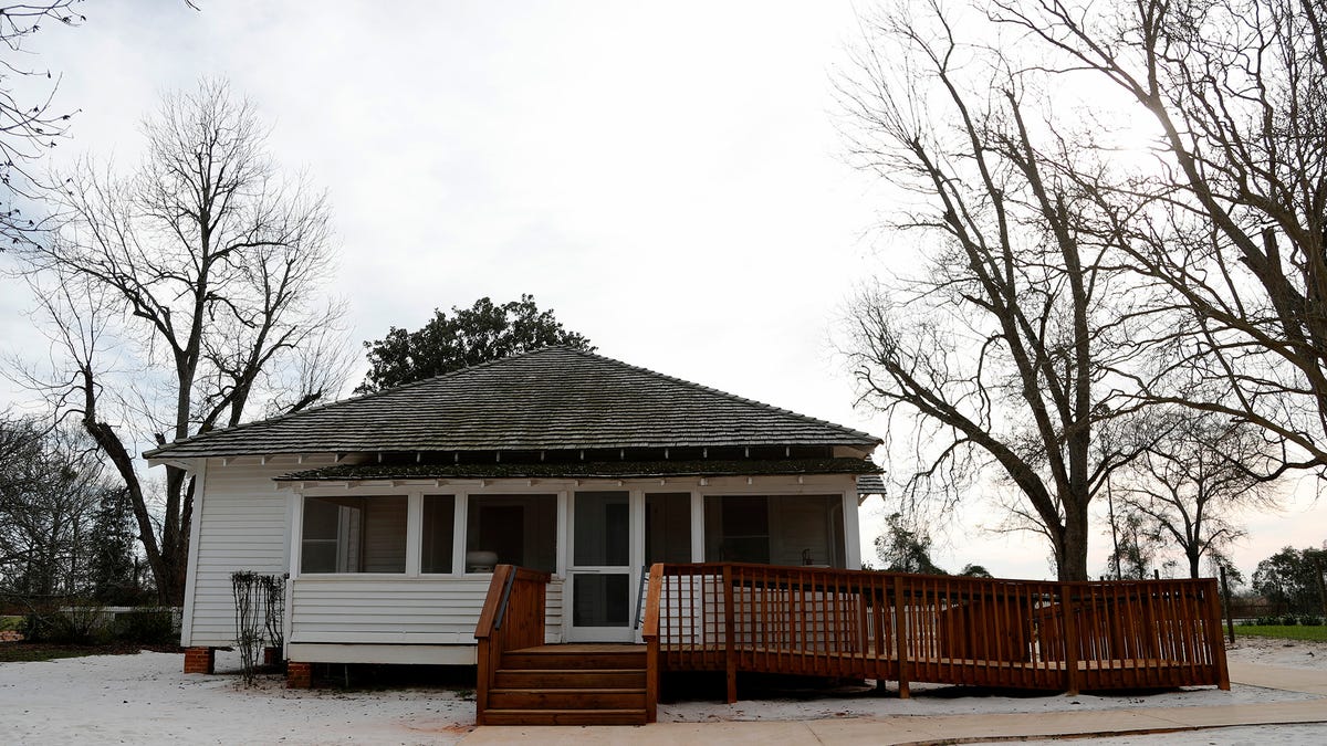 Featured image for Sears' Kit Homes: Pioneering Modern Prefab Housing in the Early 20th Century.